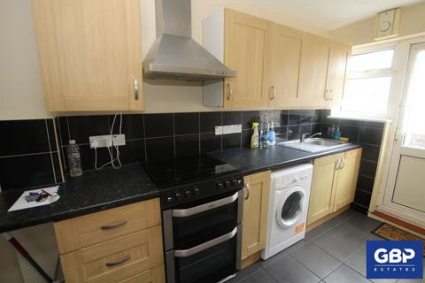 2 bedroom end of terrace house to rent, Upminster Road South, Rainham, RM13