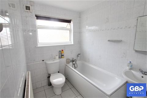 2 bedroom end of terrace house to rent, Upminster Road South, Rainham, RM13