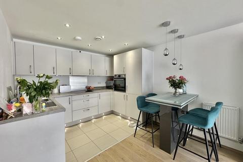 2 bedroom flat for sale, Hinds Court, Perkins Gardens, Ickenham, UB10 8FQ