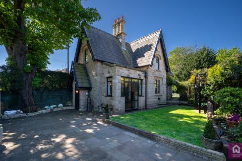 3 bedroom detached house for sale, Ashton Lane, Sale, Greater Manchester, M33