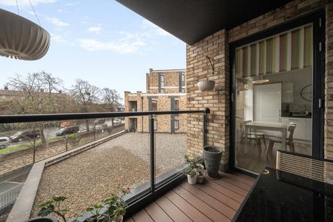 1 bedroom apartment for sale, Palladian Gardens, London