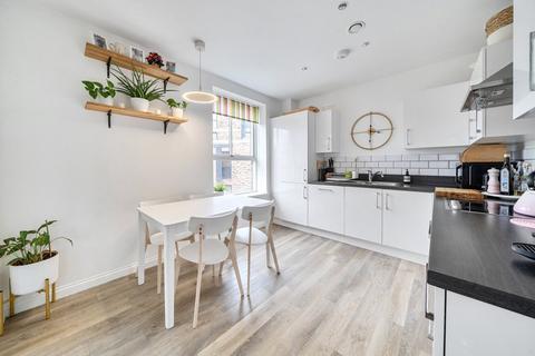 1 bedroom apartment for sale, Palladian Gardens, London