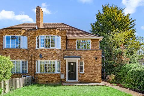 2 bedroom property for sale, Gladsmuir Close, Walton-On-Thames