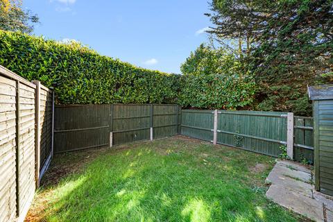 2 bedroom property for sale, Gladsmuir Close, Walton-On-Thames
