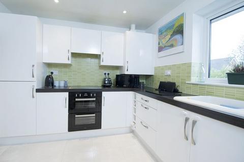 2 bedroom property for sale, Gladsmuir Close, Walton-On-Thames
