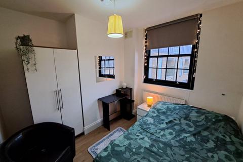 1 bedroom in a flat share to rent, Chadbourn Street, London E14