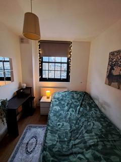 1 bedroom in a flat share to rent, Chadbourn Street, London E14