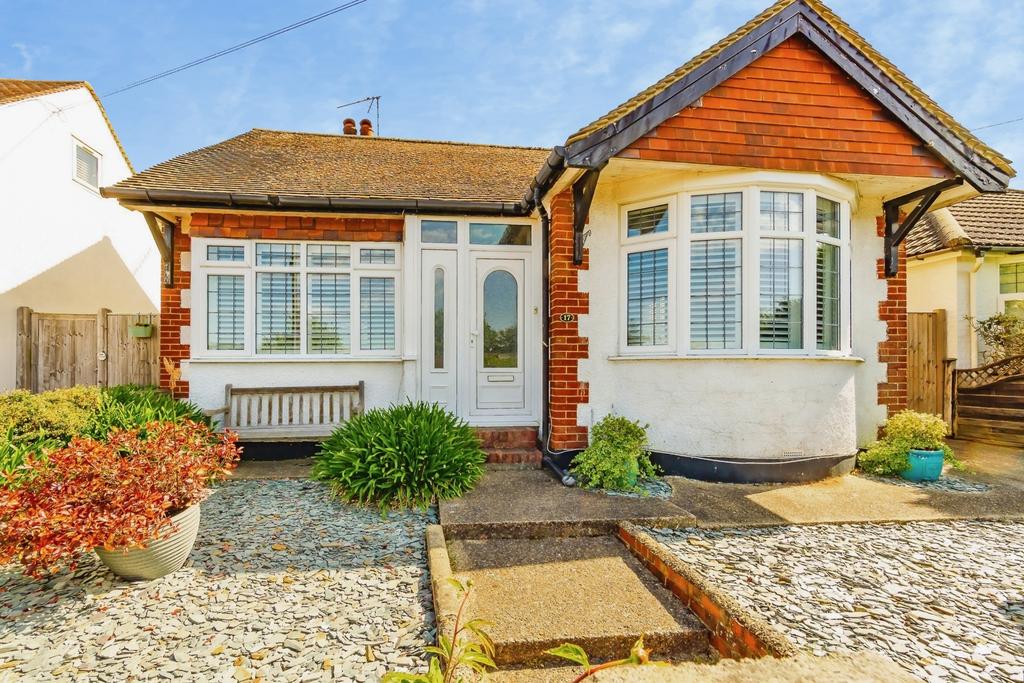 2 bedroom bungalow for sale in Caterham on OnTheMarket 2 bedroom bungalow for sale in Caterham on OnTheMarket