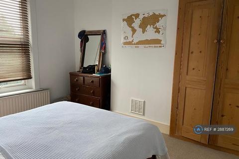 2 bedroom maisonette to rent, Lyndhurst Road, Chichester, PO19