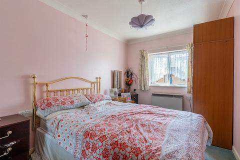 2 bedroom flat for sale, Regents Court, West Street, Gravesend, Kent, DA11 0BT