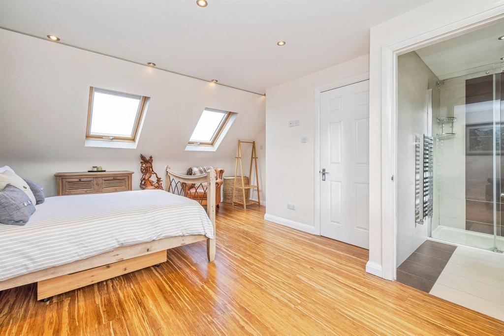 Master bedroom, en suite