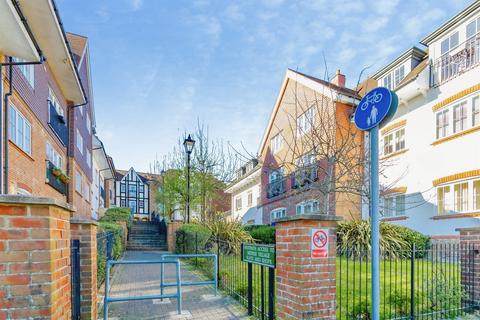 2 bedroom flat for sale, Updown Hill, Haywards Heath