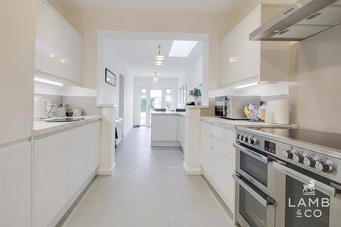 5 bedroom detached house for sale, Canterbury Road, Holland-On-Sea CO15