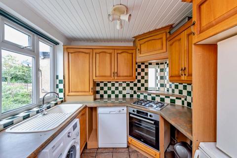 2 bedroom maisonette to rent, Alandale Drive