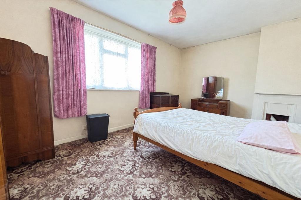 Bedroom, fireplace