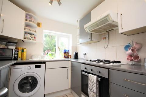 3 bedroom semi-detached house to rent, Baden Road, Guildford