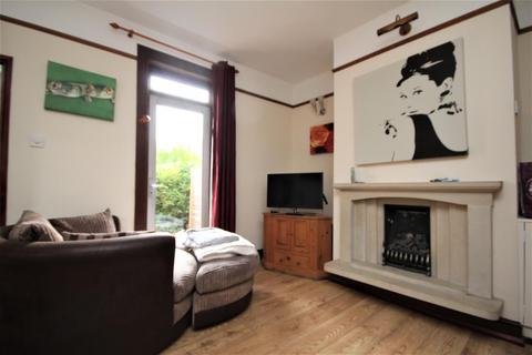 3 bedroom semi-detached house to rent, Baden Road, Guildford