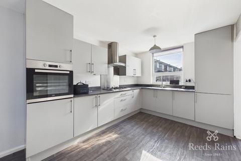 3 bedroom semi-detached house to rent, Chepstow Avenue, Greater Manchester M33