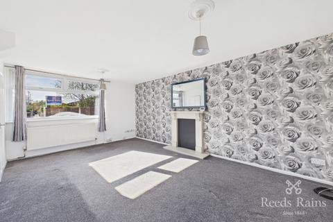 3 bedroom semi-detached house to rent, Chepstow Avenue, Greater Manchester M33
