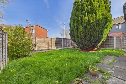 3 bedroom semi-detached house to rent, Chepstow Avenue, Greater Manchester M33