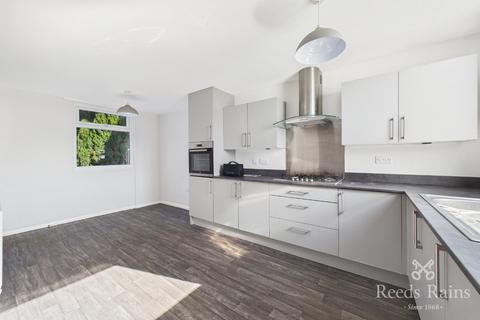 3 bedroom semi-detached house to rent, Chepstow Avenue, Greater Manchester M33