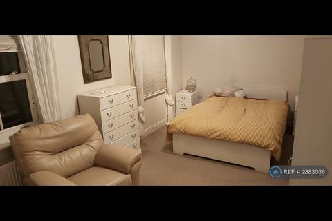 Semi-detached house - Rouse Way, Colchester, CO1