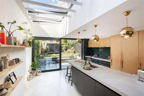 4 bedroom terraced house for sale, Queen Anne Road, London, E9
