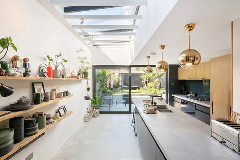 4 bedroom terraced house for sale, Queen Anne Road, London, E9