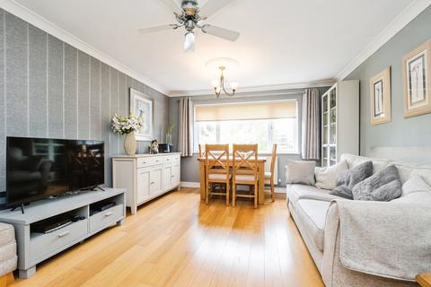 2 bedroom maisonette for sale, Hurstlands Close, Hornchurch, RM11