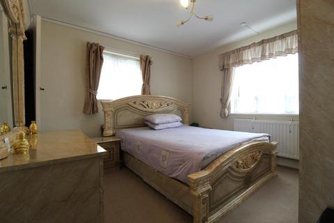 2 bedroom apartment to rent, Bushfield Crescent, Edgware HA8
