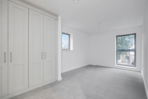 2 bedroom apartment to rent, Queens Road, Weybridge, Surrey, KT13