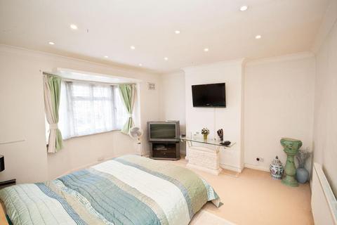 4 bedroom detached house to rent, Blythwood Road, Pinner