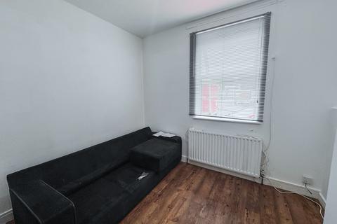 2 bedroom semi-detached house to rent, London, SE16