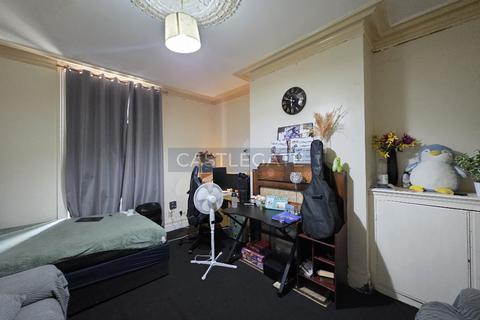 3 bedroom terraced house to rent, Bell Street, Huddersfield, West Yorkshire, HD4 6NN