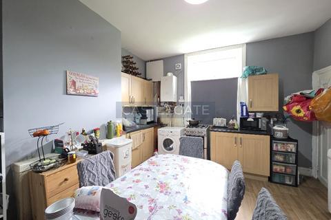 3 bedroom terraced house to rent, Bell Street, Huddersfield, West Yorkshire, HD4 6NN
