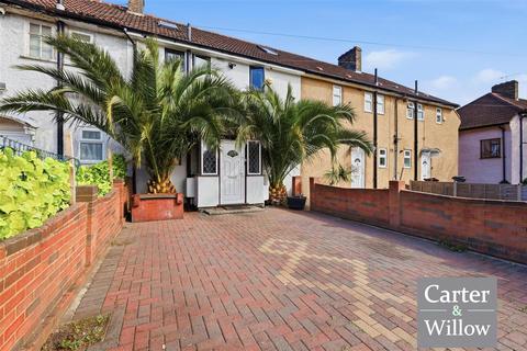 3 bedroom property to rent, Bennetts Castle Lane, Dagenham, Essex