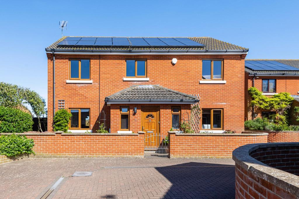 James Gray Close, Winterton-On-Sea 4 bed detached house for sale - £525,000