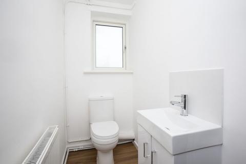 1 bedroom in a flat share to rent, Mile End Road, Stepney,  E1