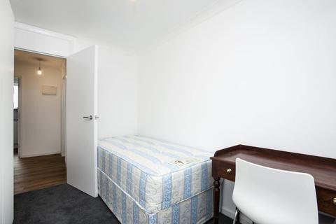 1 bedroom in a flat share to rent - Mile End Road, Stepney, E1