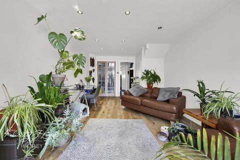 2 bedroom flat for sale, Meadow Close, London E9