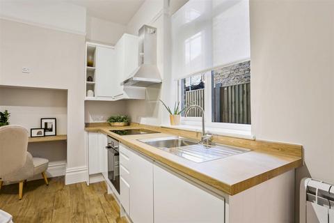 Studio to rent, Belmont Road, Wallington SM6