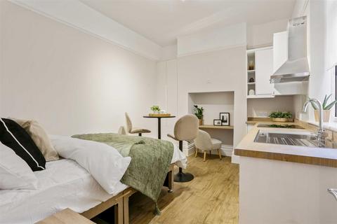 Studio to rent, Belmont Road, Wallington SM6