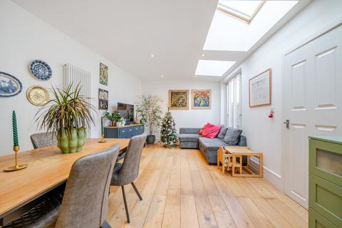 2 bedroom flat to rent, Balham High Road London SW12
