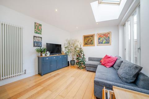 2 bedroom flat to rent, Balham High Road London SW12