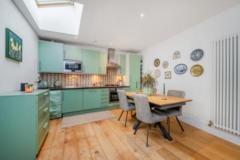 2 bedroom flat to rent, Balham High Road London SW12