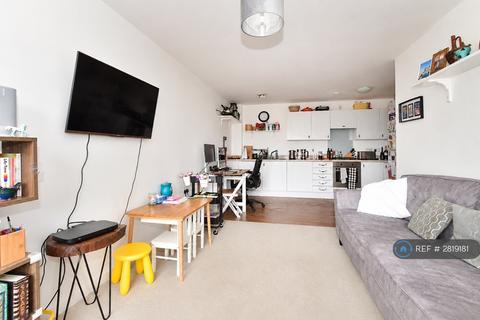 2 bedroom flat to rent, Kiln House, East Grinstead, RH19