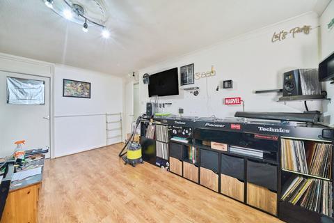 1 bedroom flat for sale, Ashton Road, London, E15