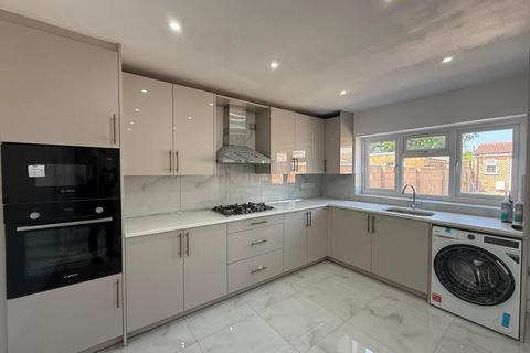 4 bedroom house to rent, Hampshire Avenue, Slough, SL1 3AG