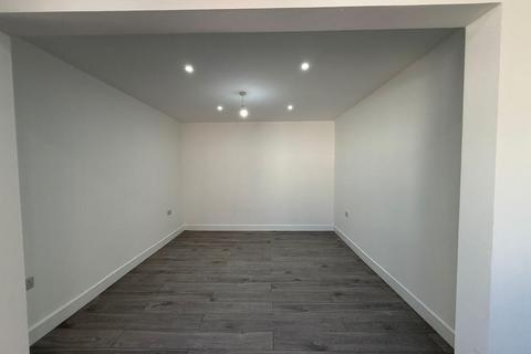 4 bedroom house to rent, Hampshire Avenue, Slough, SL1 3AG