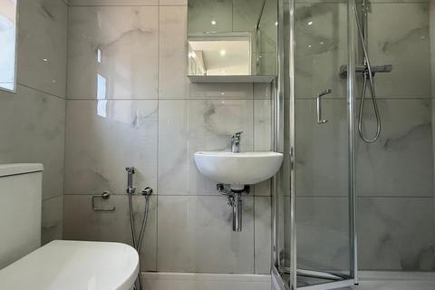 4 bedroom house to rent, Hampshire Avenue, Slough, SL1 3AG